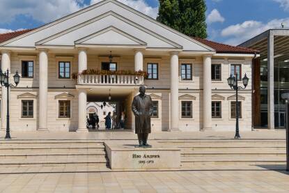 Andrićgrad u Višegradu, spomenik Ivi Andriću Andrićgrad ili Kamengrad je dio grada, kulturni centar i vrsta etno-sela posvećen nobelovcu Ivi Andriću, koji se nalazi na lokaciji Ušće na samom ušću rijeka Drina i Rzav u Višegradu.