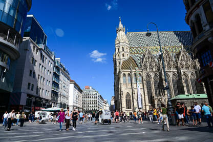 Beč, Austrija: turisti istražuju grad. Grupa ljudi na glavnom gradskom trgu. Katedrala na trgu Stephansplatz.