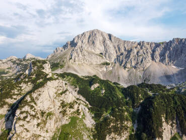 Visoke planine, snimak dronom. Litice i šuma.