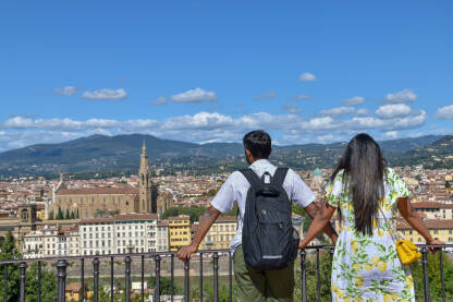 Turisti na vidikovcu iznad Firence. Panorama Firence, sa turistima.