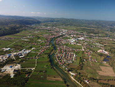 Sanski Most, panorama. Snimak grada iz vazduha