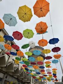 Šareni kišobrani okačeni u ulici u Bijeljini u blizini vodotornja