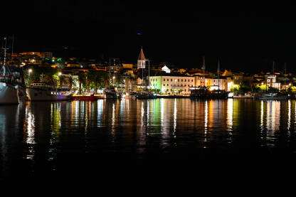 Makarska, Hrvatska noću. Popularno turističko odredište u Dalmaciji. Jadransko more.