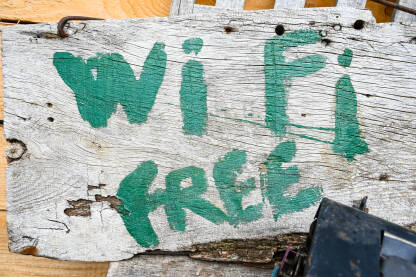 Znak za besplatni Wi-Fi. Besplatan internet wifi rukom ispisan na drvetu.