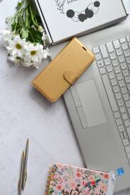 Olovke, telefon, notes i laptop na radnom stolu