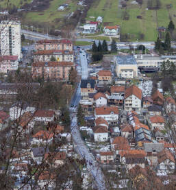 Pogled na Hrasnicu (Sarajevo) sa novog/starog rekonstruisanog ratnog puta za Igman