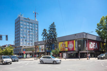 Valjevo, centar grada Valjevo: najprometnija gradska raskrsnica i trg, zgrada Opštine i robna kuća