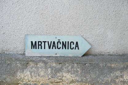 Natpis mrtvačnica u instituciji.