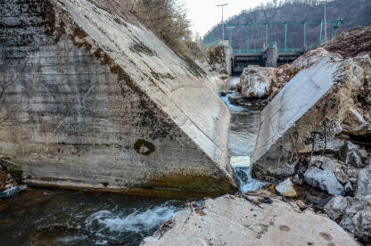 Betonsko korito. Uništena rijeka nakon izgradnje hidroelektrane i brane. MHE. Mini hidro centrale.
