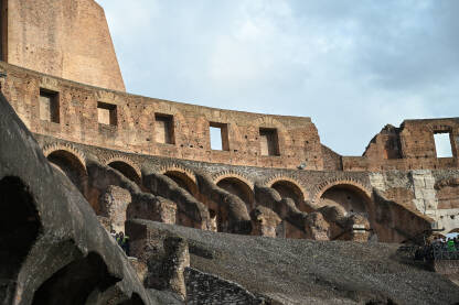 Koloseum u Rimu, Italija. Turisti u posjeti. Masivni historijski kameni amfiteatar Rimskog carstva.