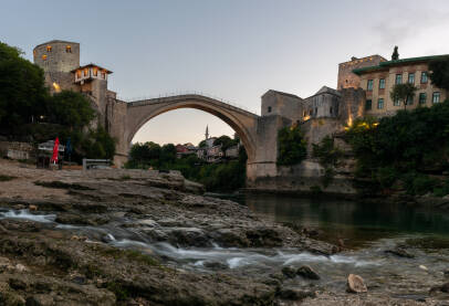 Stari most i rijeka Neretva u Mostaru u zoru
