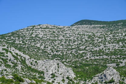 Planinski pejzaž ljeti. Kamen i stene. Nacionalni park Paklenica, Velebit, Hrvatska.