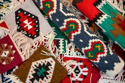 Tradicionalni ćilim sa Balkana. Ručno rađeni ćilim od vune. Mnoštvo boja i oblika na kućnom tepihu.
