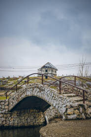 Mostic na Rajskom Jezeru Bašigovci sa pozadinom stare bosanske kuće i stećcima, odlicno mjesto za svečane fotografije
