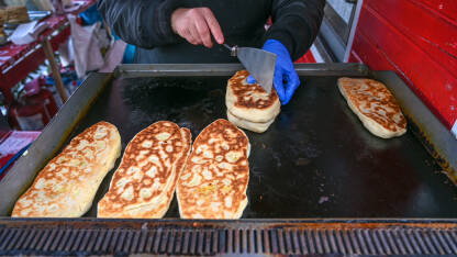 Tradicionalna rumunjska pita. Nekoliko komada tradicionalnog hljeba se peče na ploči za pečenje.