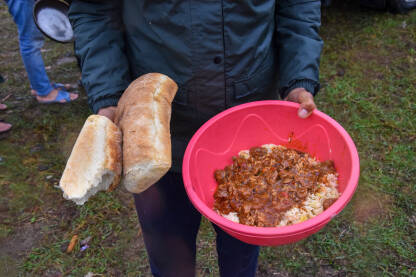 Muškarac pokazuje hranu koju je dobio od lokalnih volontera u Velikoj Kladuši, Bosna i Hercegovina. Migranti i izbjeglice dobijaju hranu od lokalnog stanovništva.
