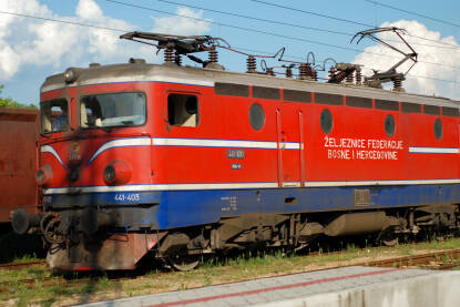 Lokomotiva na željezničkoj stanici. Željeznice Federacije BiH.