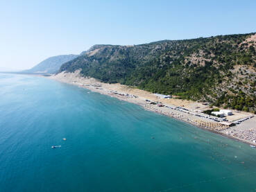 Pješčana plaža i more, Shengjin Albanija Pješčana plaža i more, snimak dronom. Obala. Ljudi na plaži ljeti.