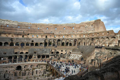 Koloseum u Rimu, Italija. Turisti u posjeti. Masivni historijski kameni amfiteatar Rimskog carstva.
